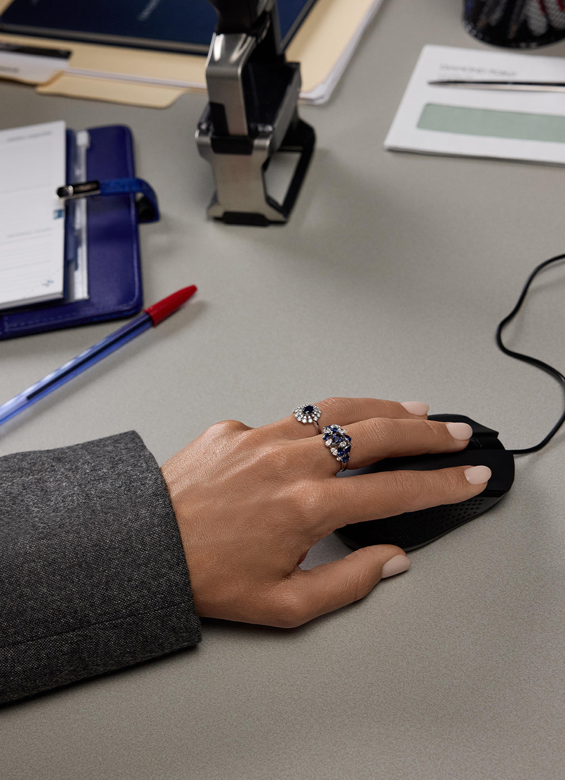 White gold ring, 2.06 ct blue sapphire, majestic