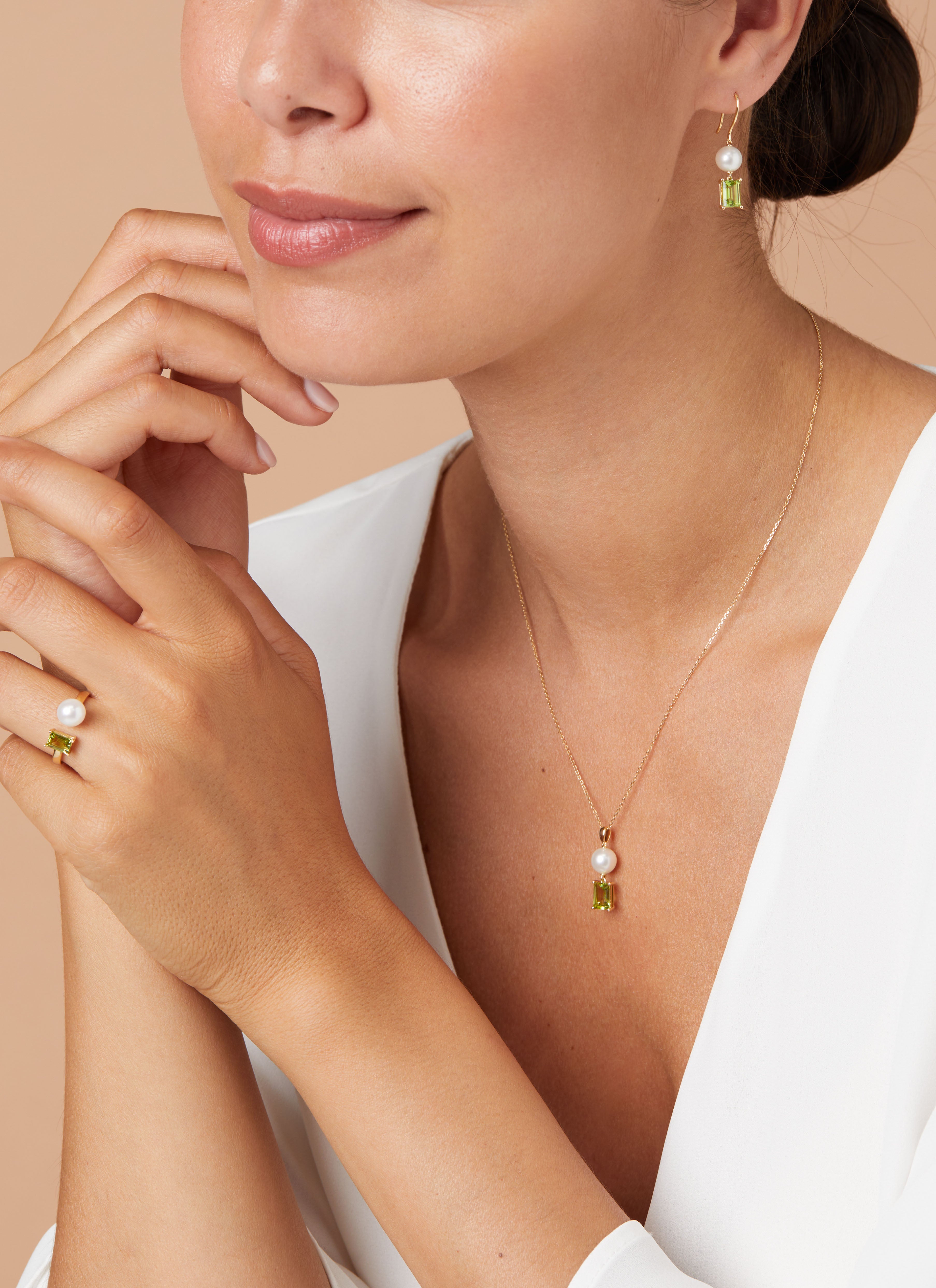 Yellow gold necklace, 0.90 ct peridoot, rivièra