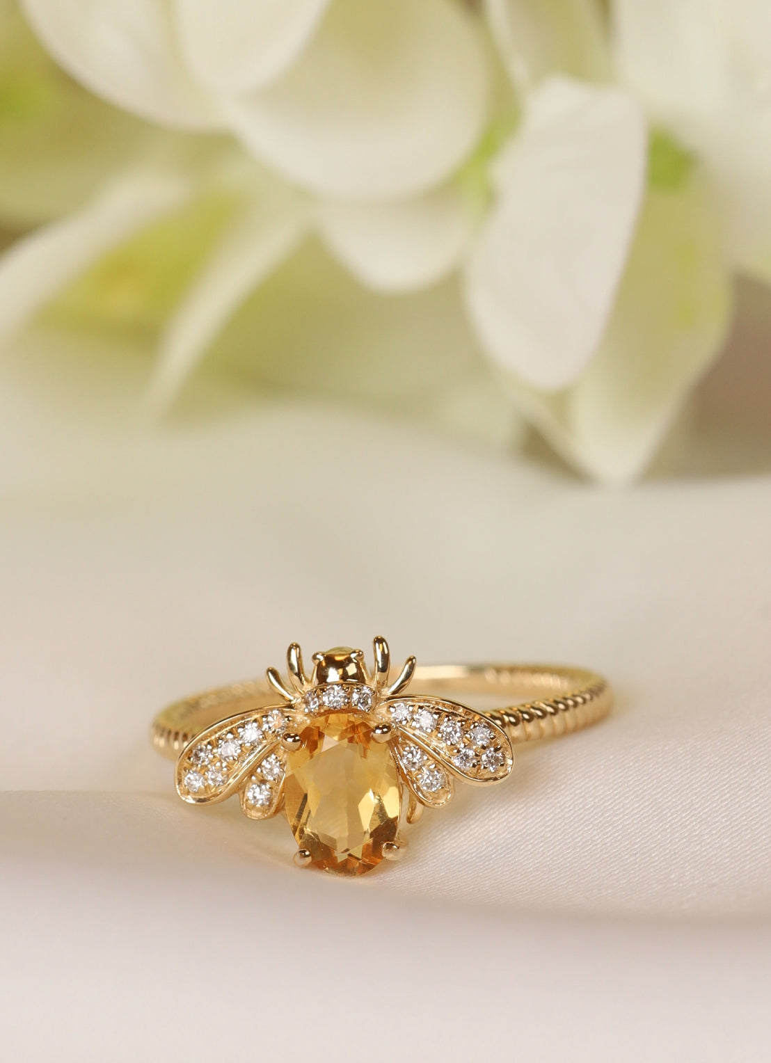 Yellow gold ring, 0.70 ct citrien, queen bee