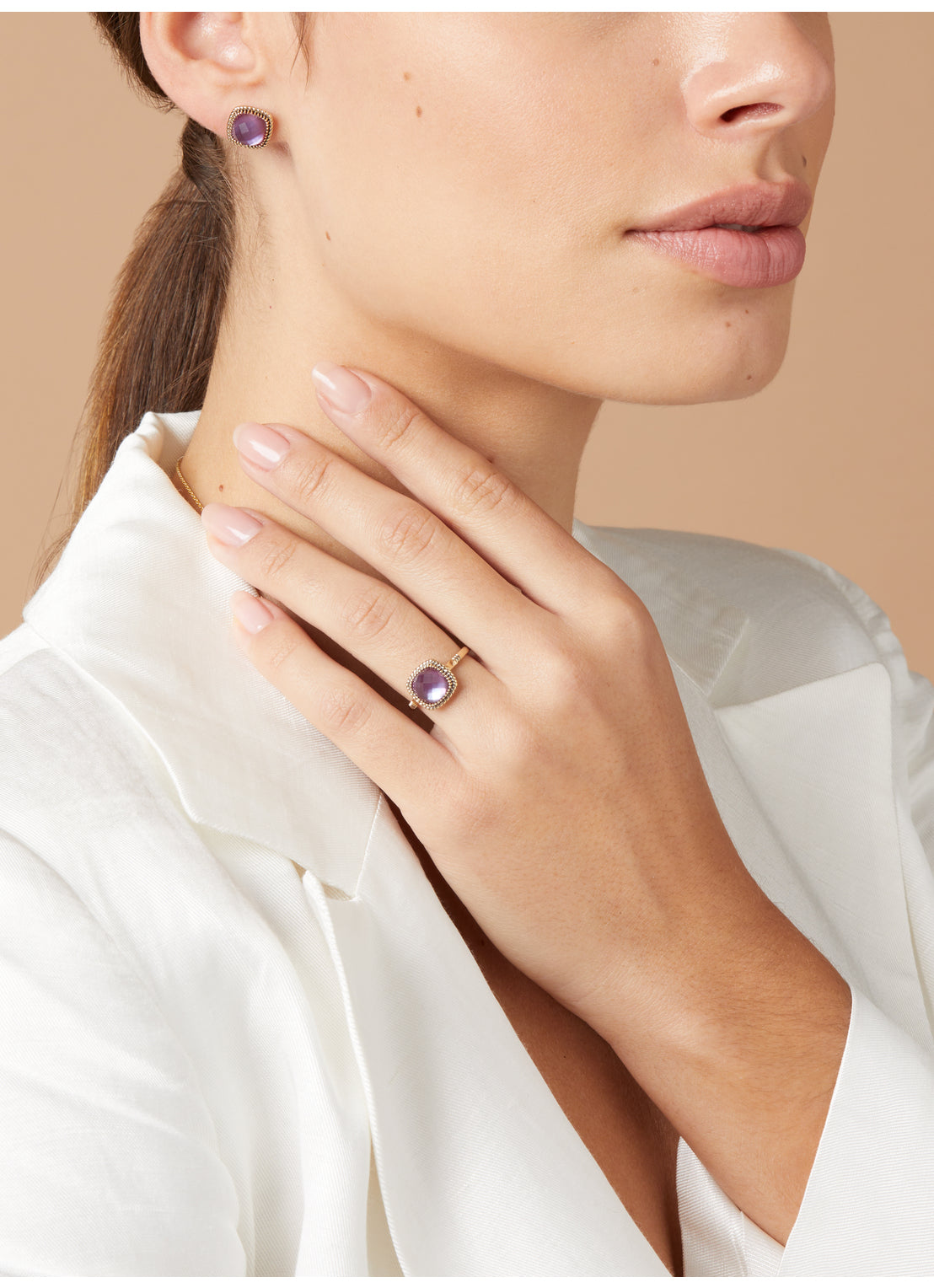 Geelgouden oorsieraden, Velvet