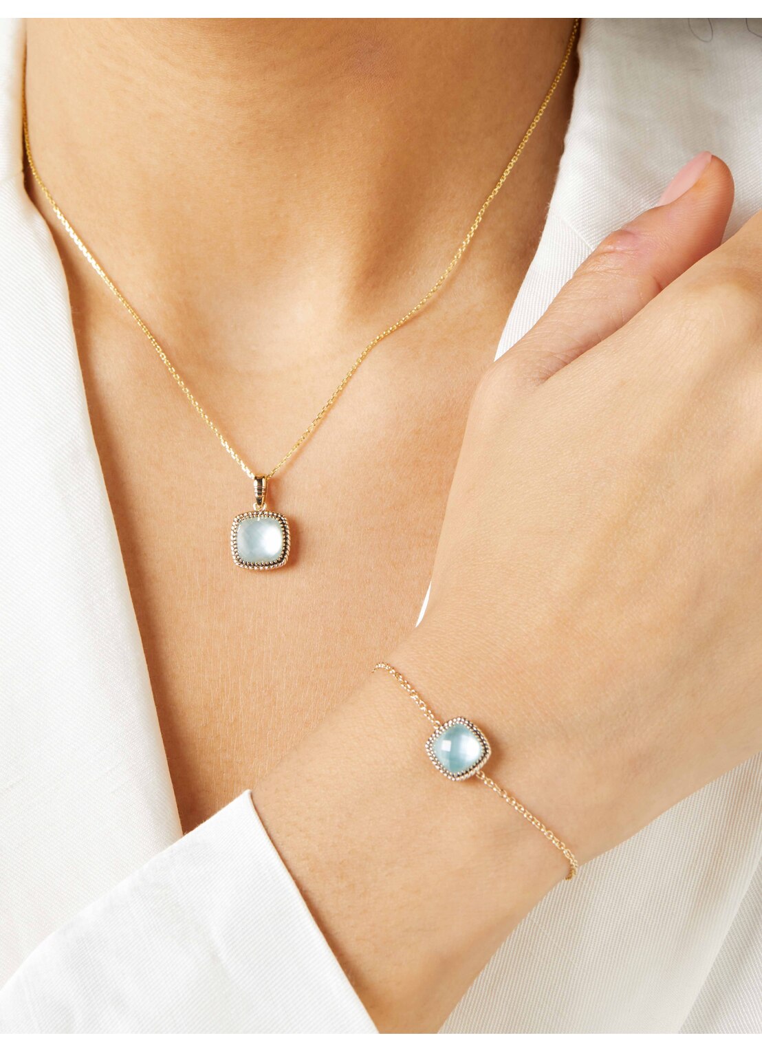 Yellow gold bracelet, 2.93 ct rock crystal with amazonite, velvet