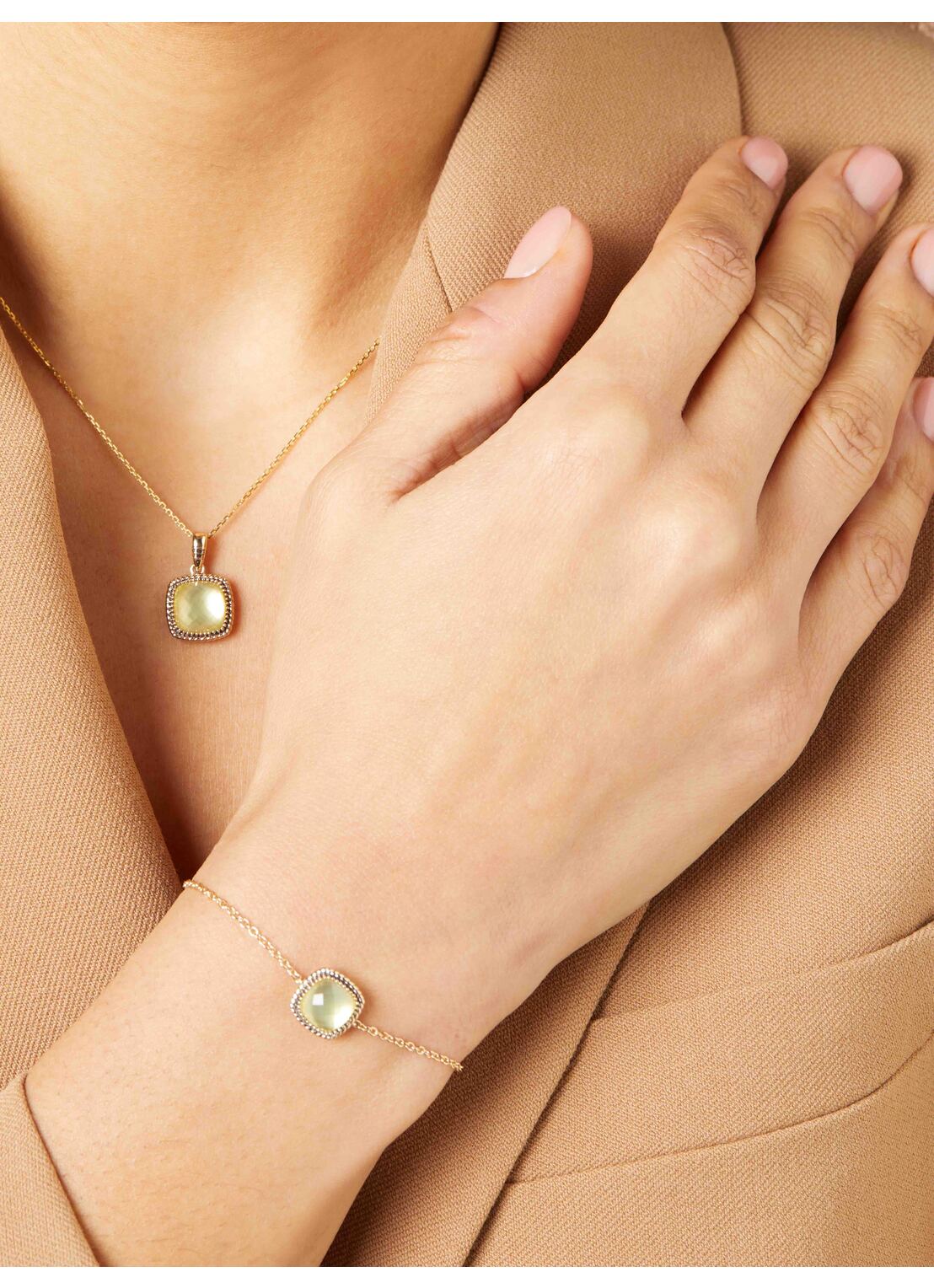 Yellow gold bracelet, 2.62 ct lemon quartz with mother -of -pearl, velvet