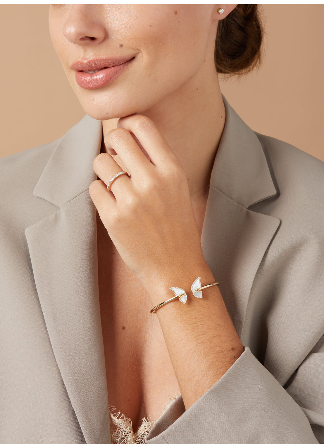 Geelgouden vlinder armband met 0.24 ct diamant. Elegant butterfly sieraad met betekenis uit de Butterfly Kisses collectie van Diamond Point.