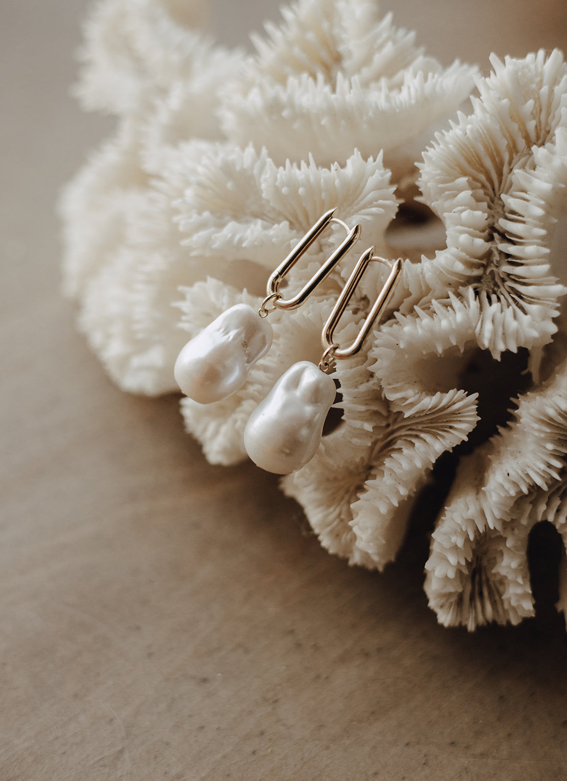 Yellow gold pearl earring Marigold