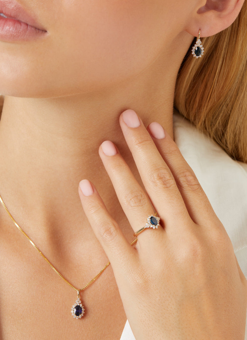 Yellow gold pendant, 1.00 ct blue sapphire, Eden