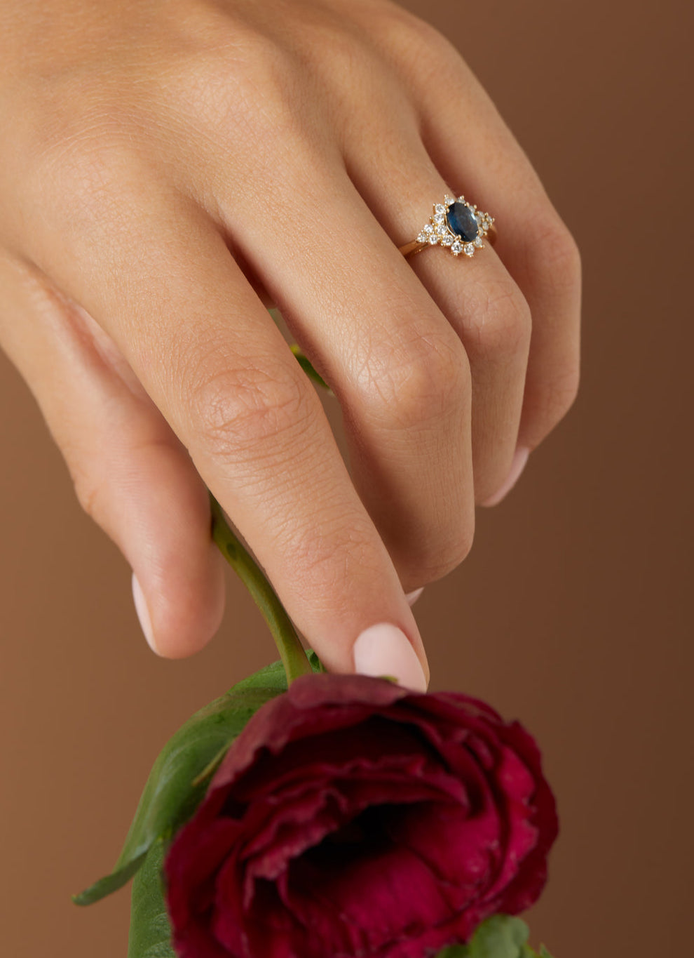 Yellow gold ring, 0.60 ct blue sapphire, Eden