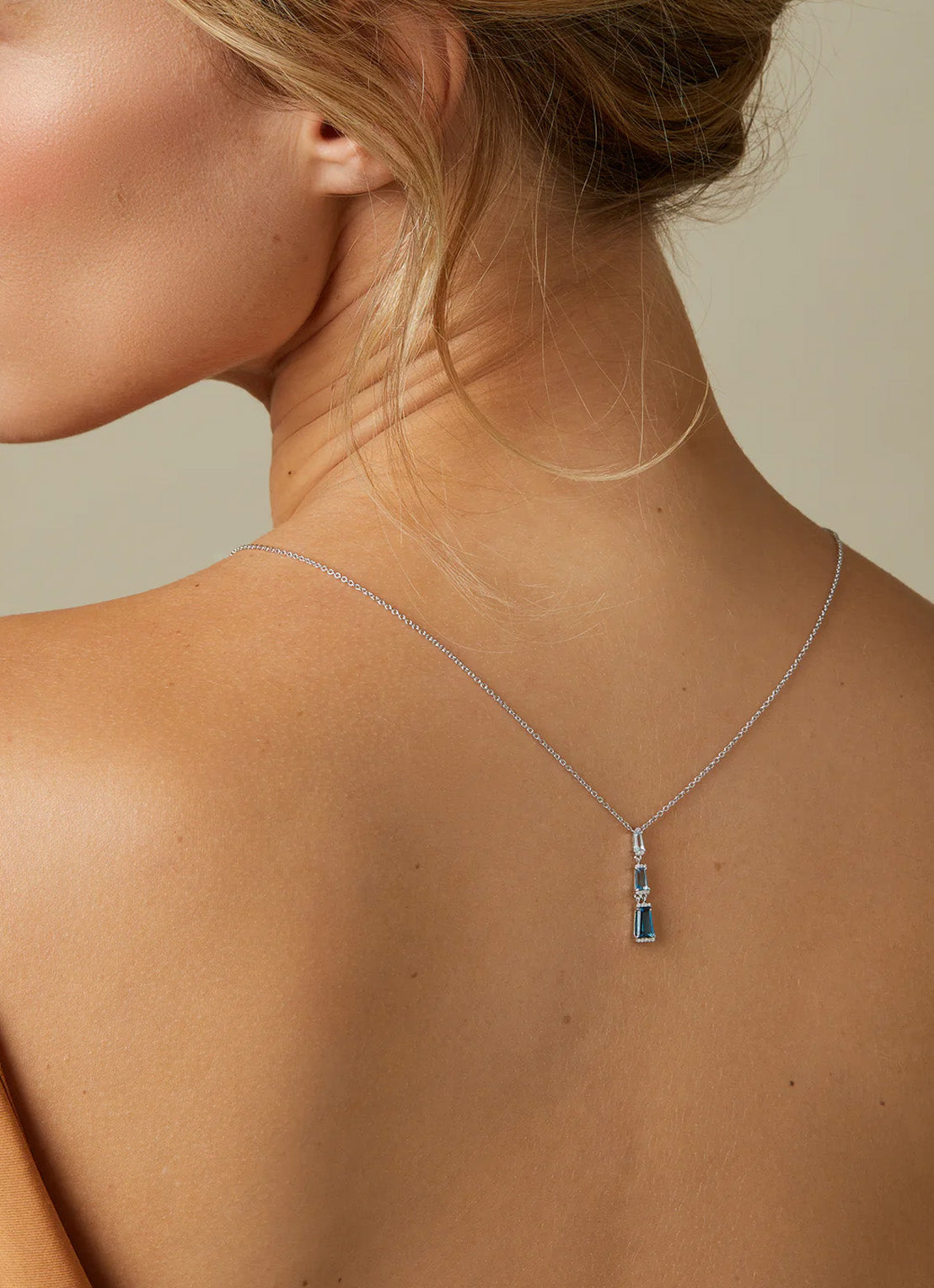 Witgouden collier, 0.91 ct london topaas, Gallery