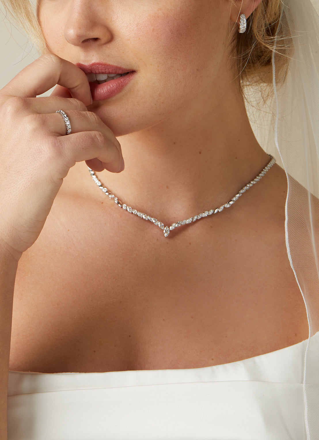 Witgouden collier, 3.59 ct diamant, Gallery