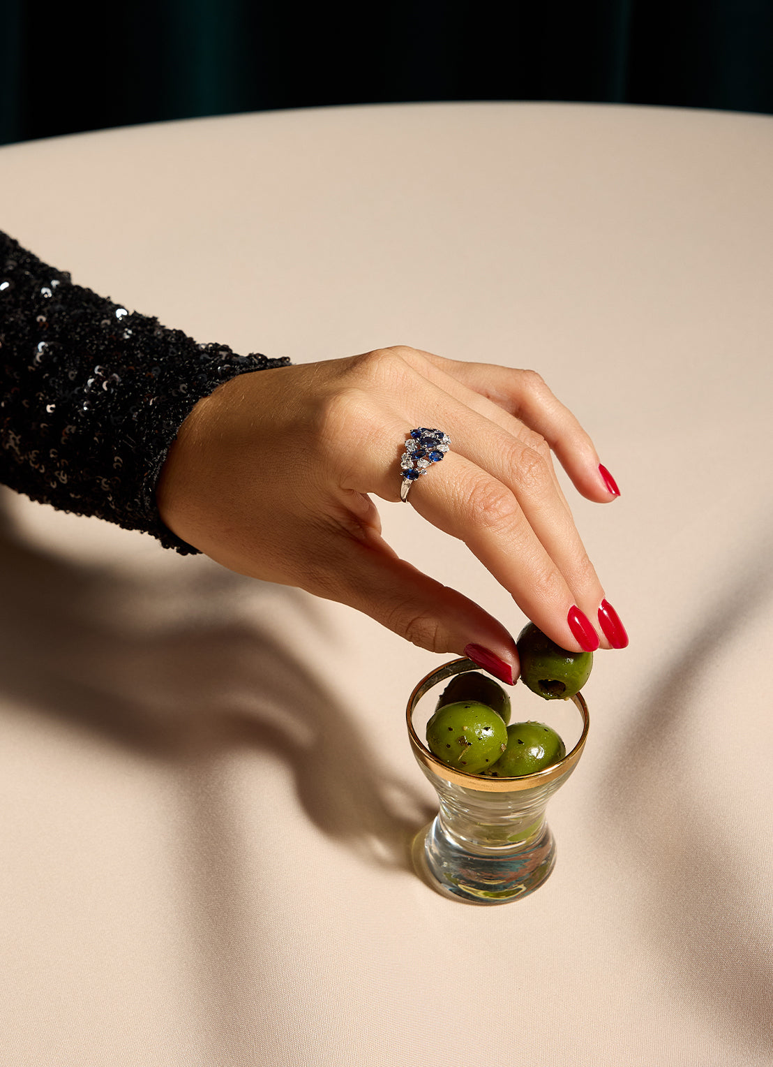 White gold ring, 2.06 ct blue sapphire, Majestic