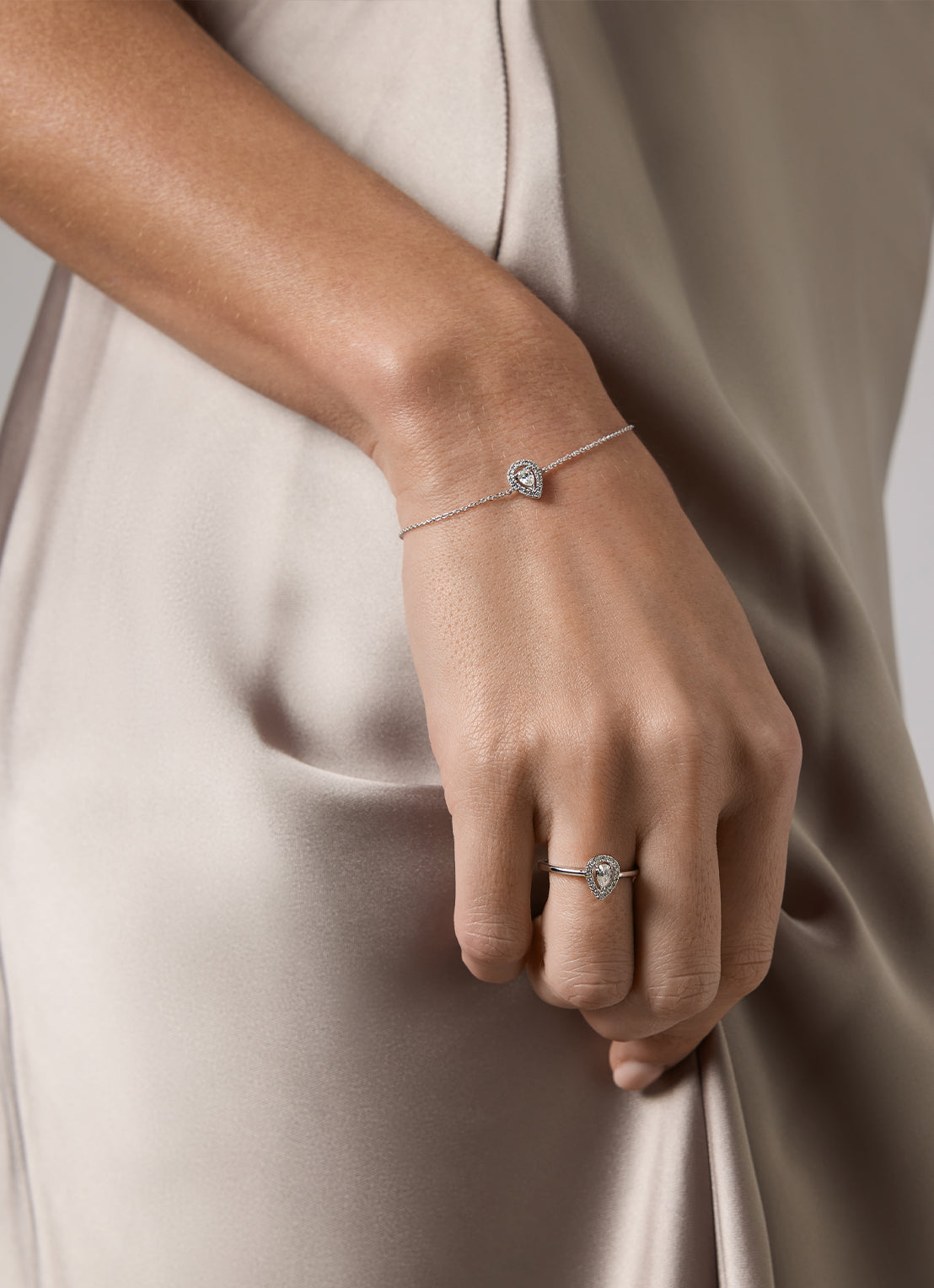 Witgouden armband, 0.21 ct diamant, Petite Romance