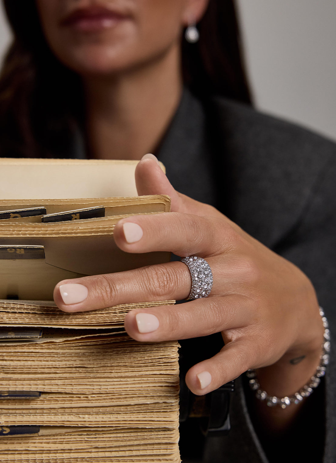 Witgouden ring, 3.28 ct diamant, Caviar