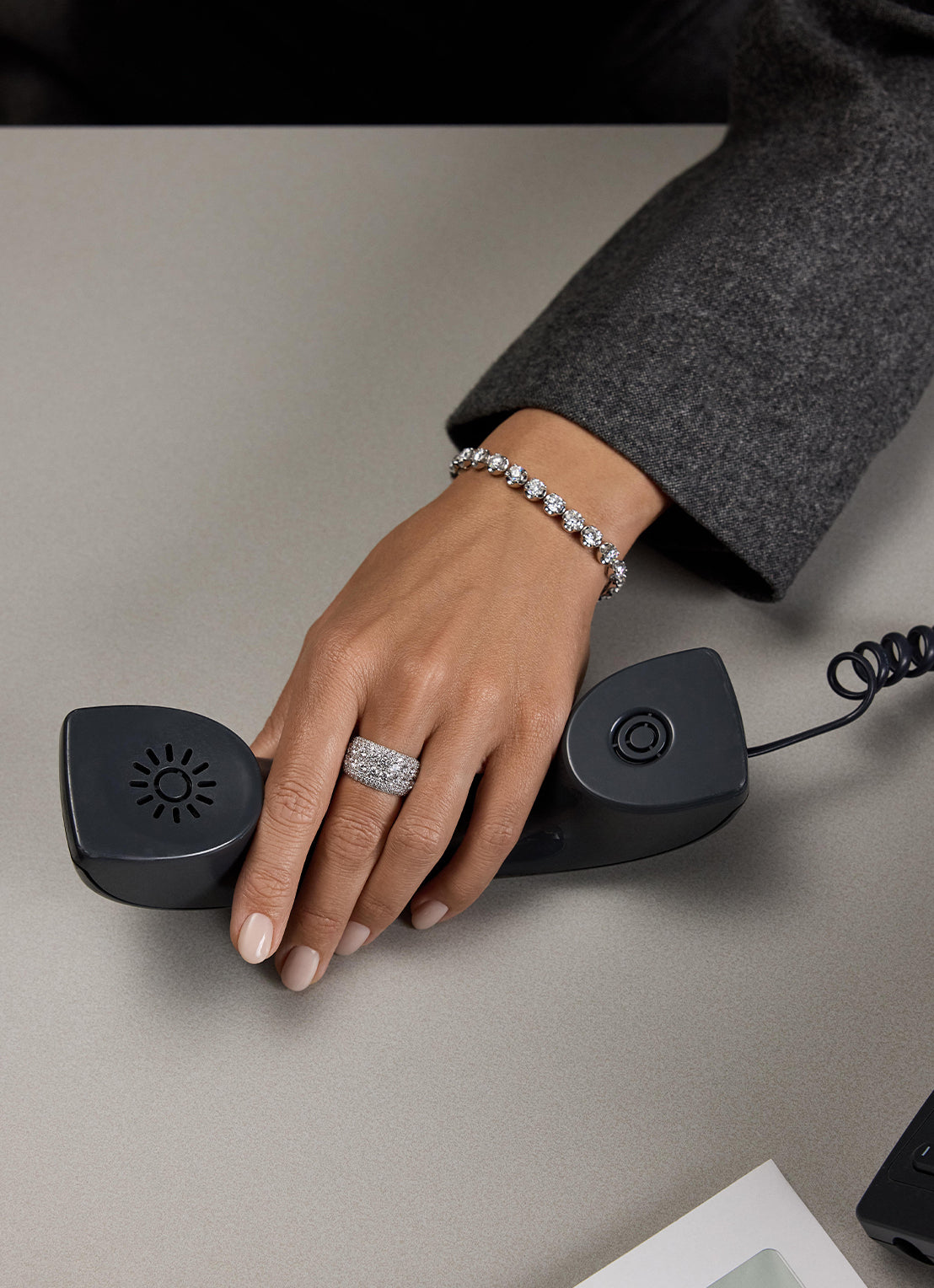 Witgouden ring, 3.28 ct diamant, Caviar