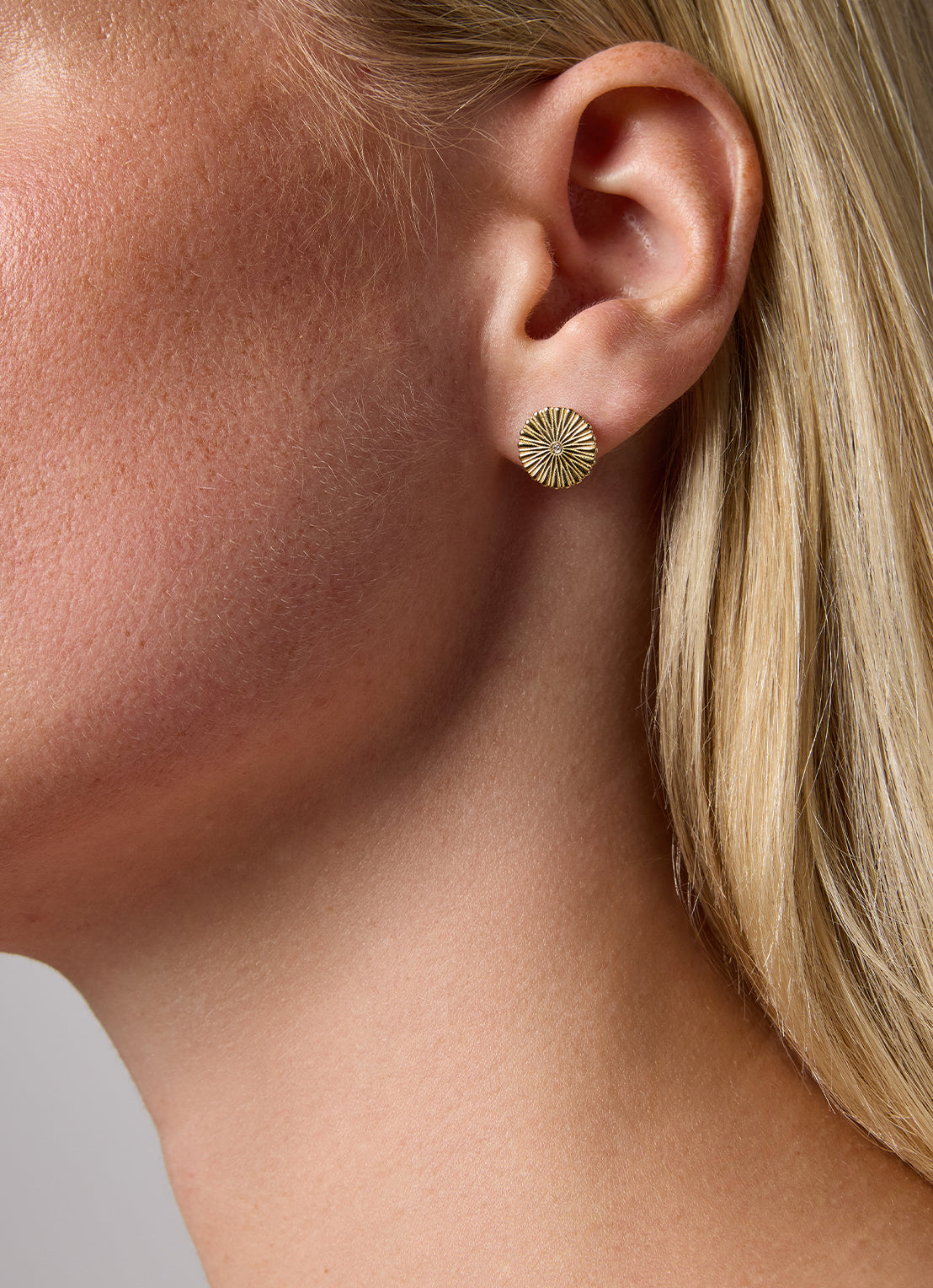 Geelgouden oorsieraden, 0.01 ct diamant, Marigold