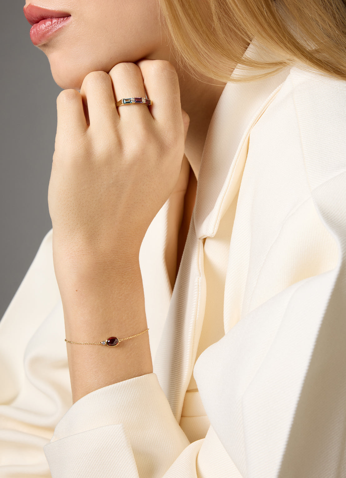 Yellow gold ring, 0.37 ct garnet, Little Drops