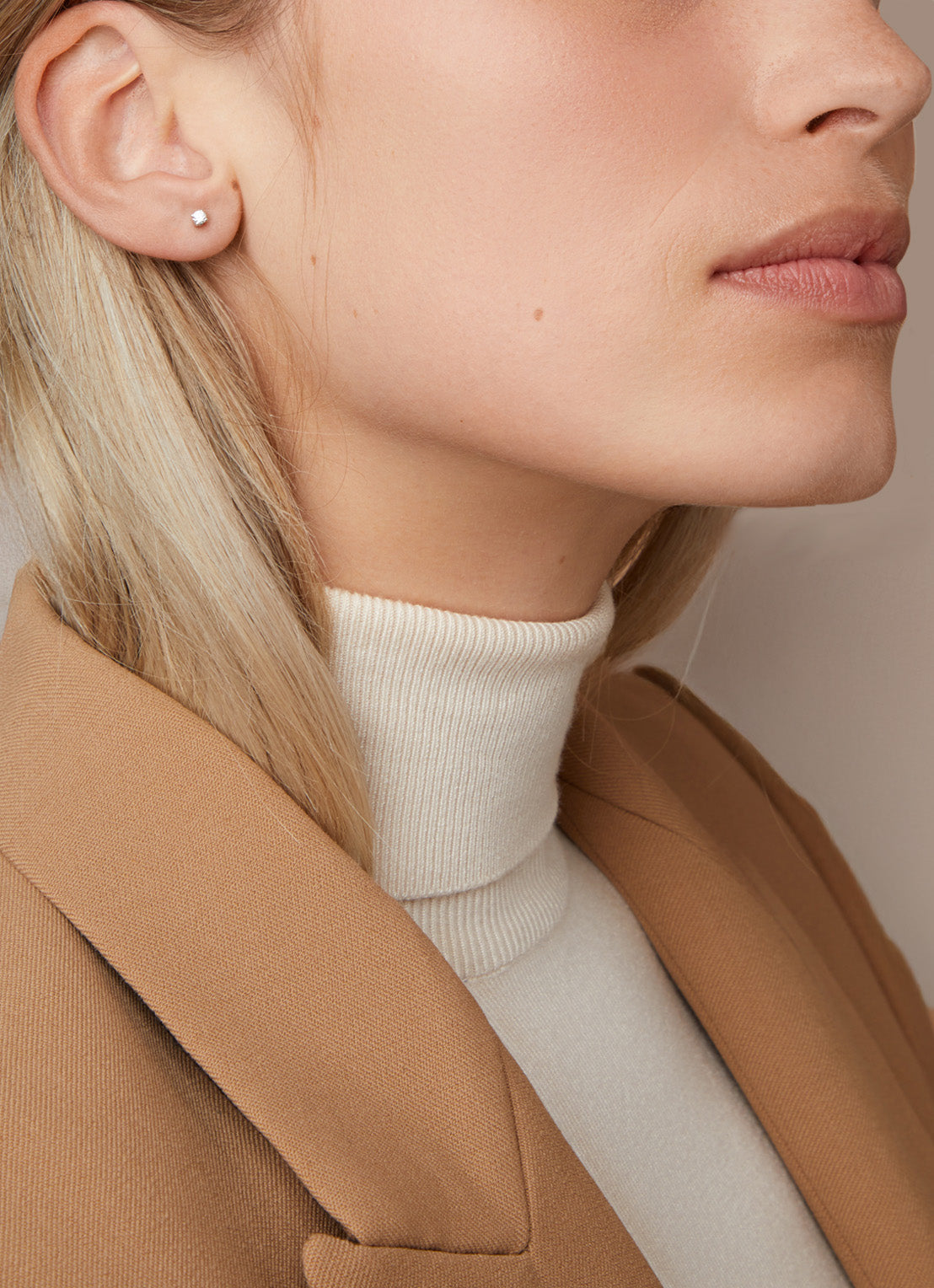 Geelgouden solitair oorstekers, 0.14 ct diamant, Groeibriljant