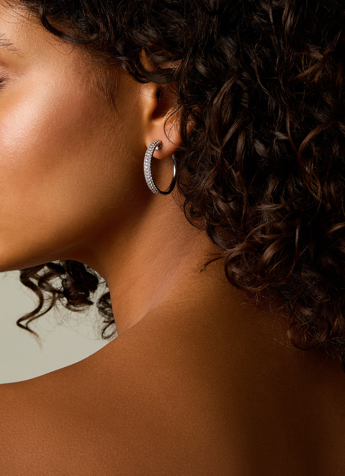 White gold earrings, 1.94 ct diamond, Caviar