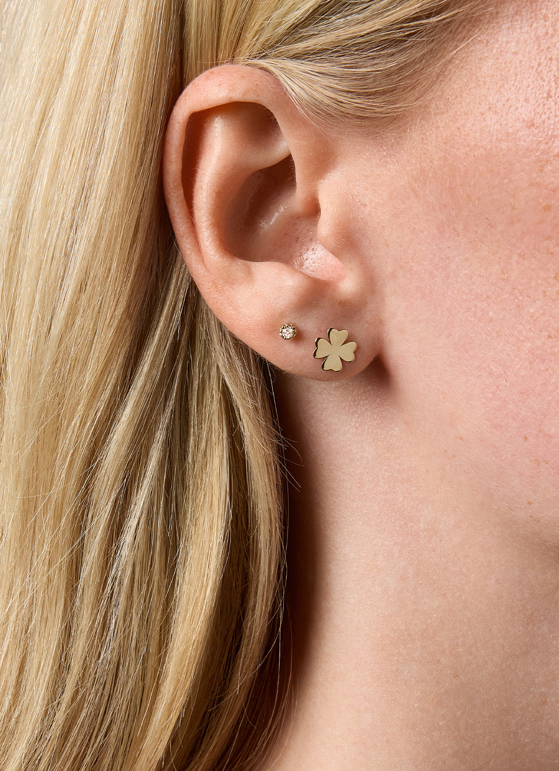 Yellow gold ear jewelry, 0.06 ct diamond, joy