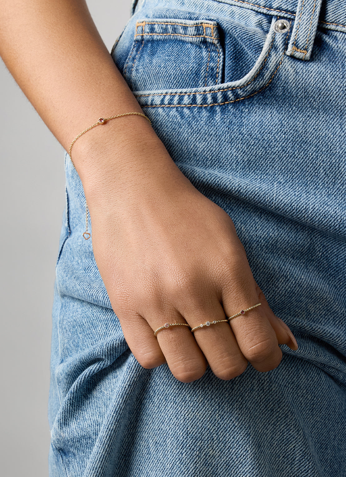 Yellow gold ring, 0.07 ct diamond, joy