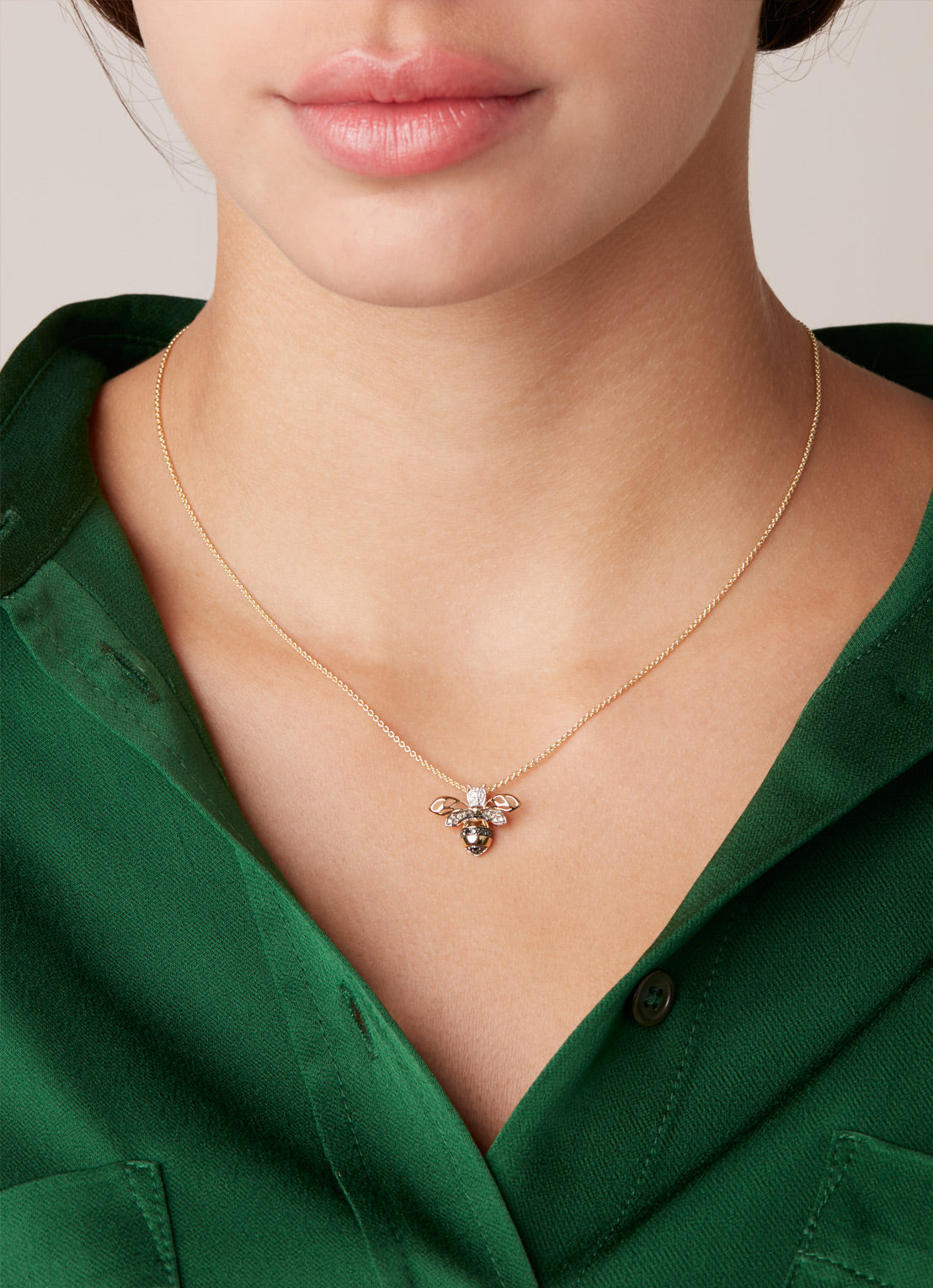 Yellow gold pendant, 0.16 ct diamond, queen bee