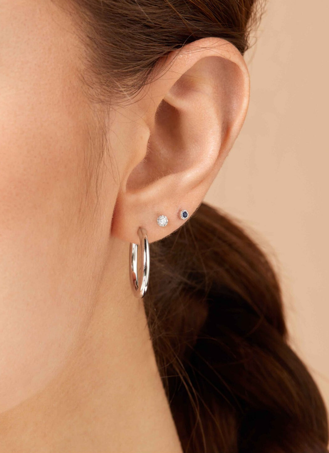 White gold ear jewelry, 0.10 ct blue sapphire, joy