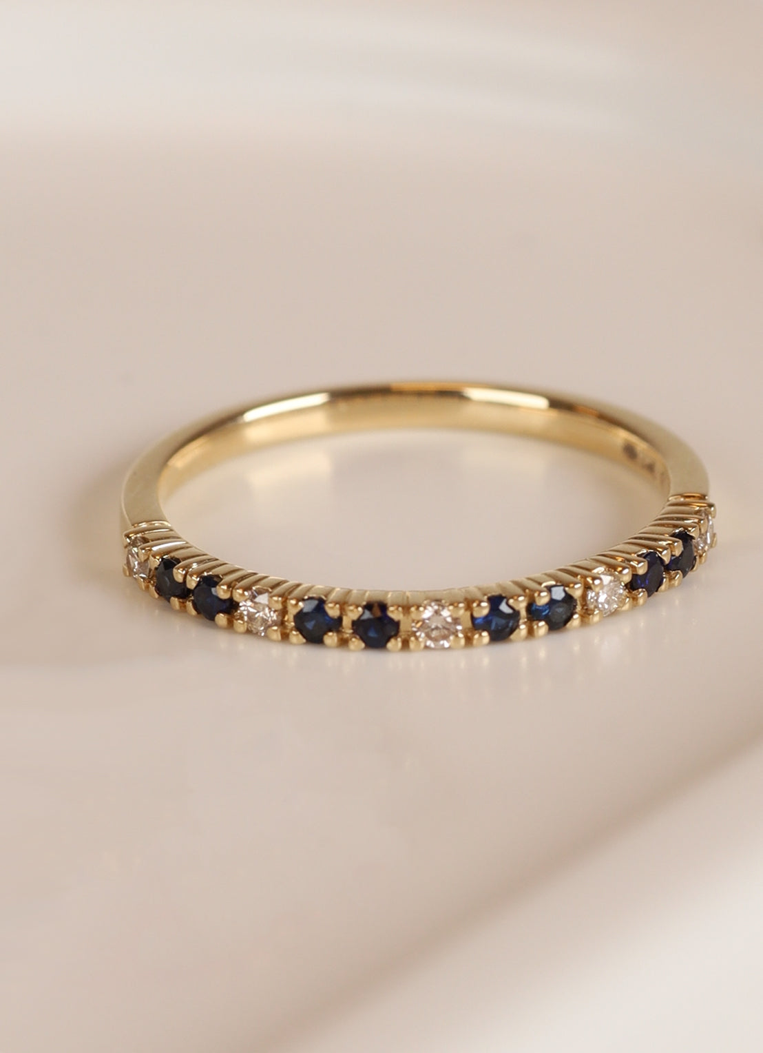 Yellow gold ring, 0.22 ct blue sapphire, Ensemble