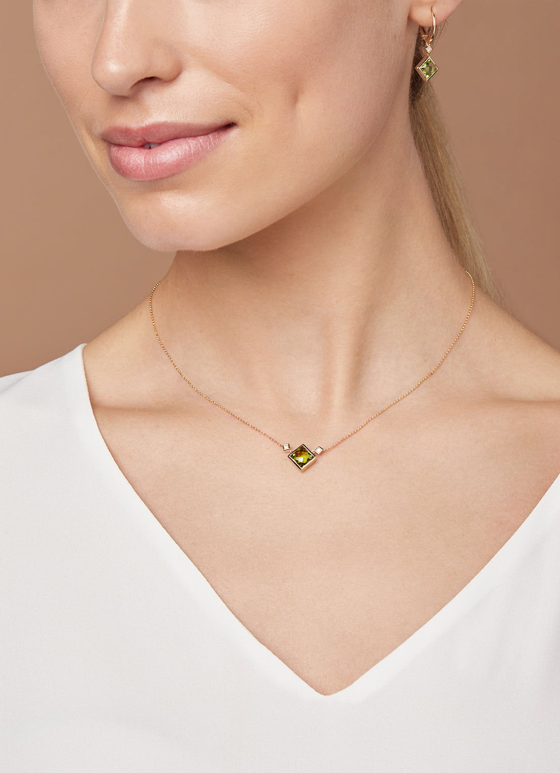 Yellow gold necklace, 2.10 ct peridot, philosophy