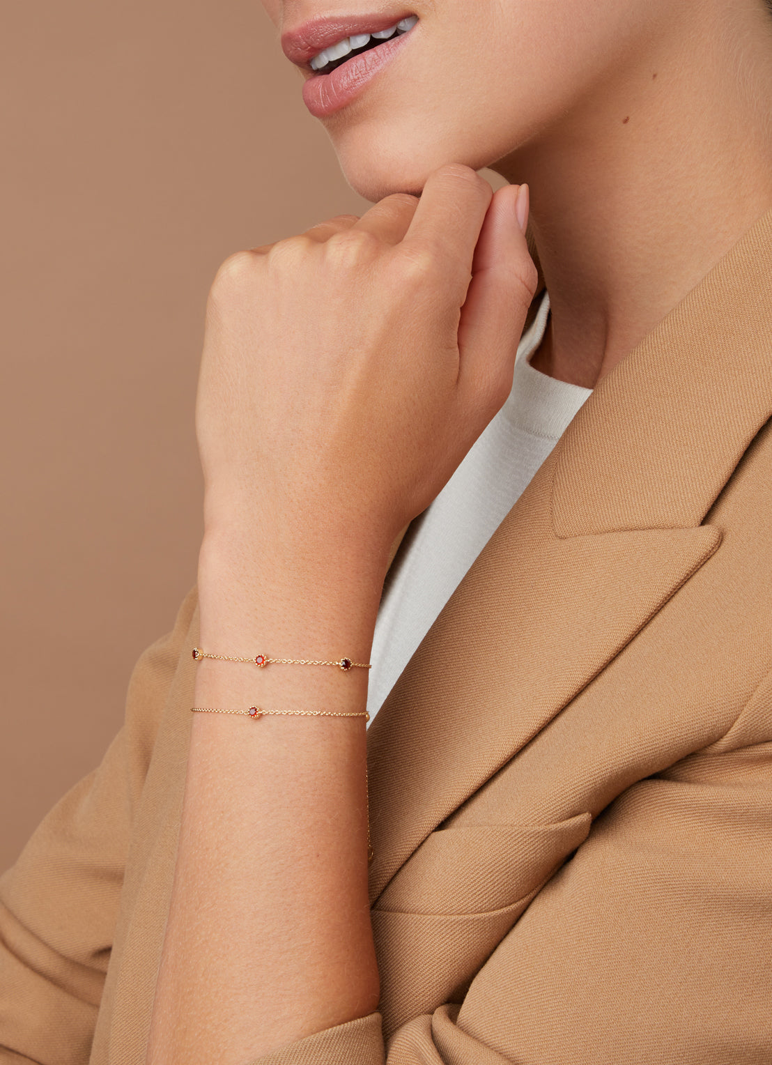 Geelgouden armband, 0.39 ct granaat, Joy