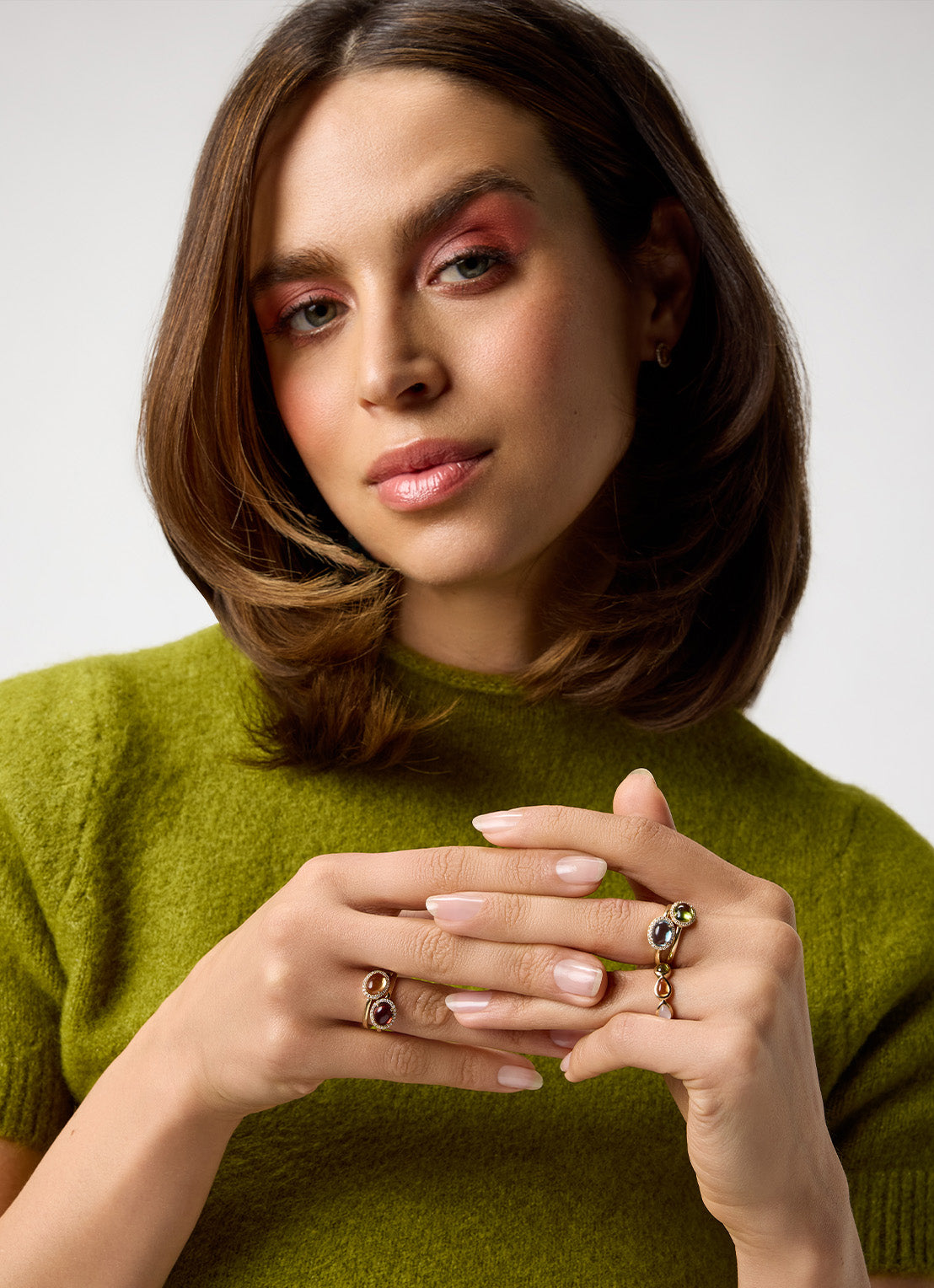 Yellow gold ring, 1.60 ct peridoot, little drops